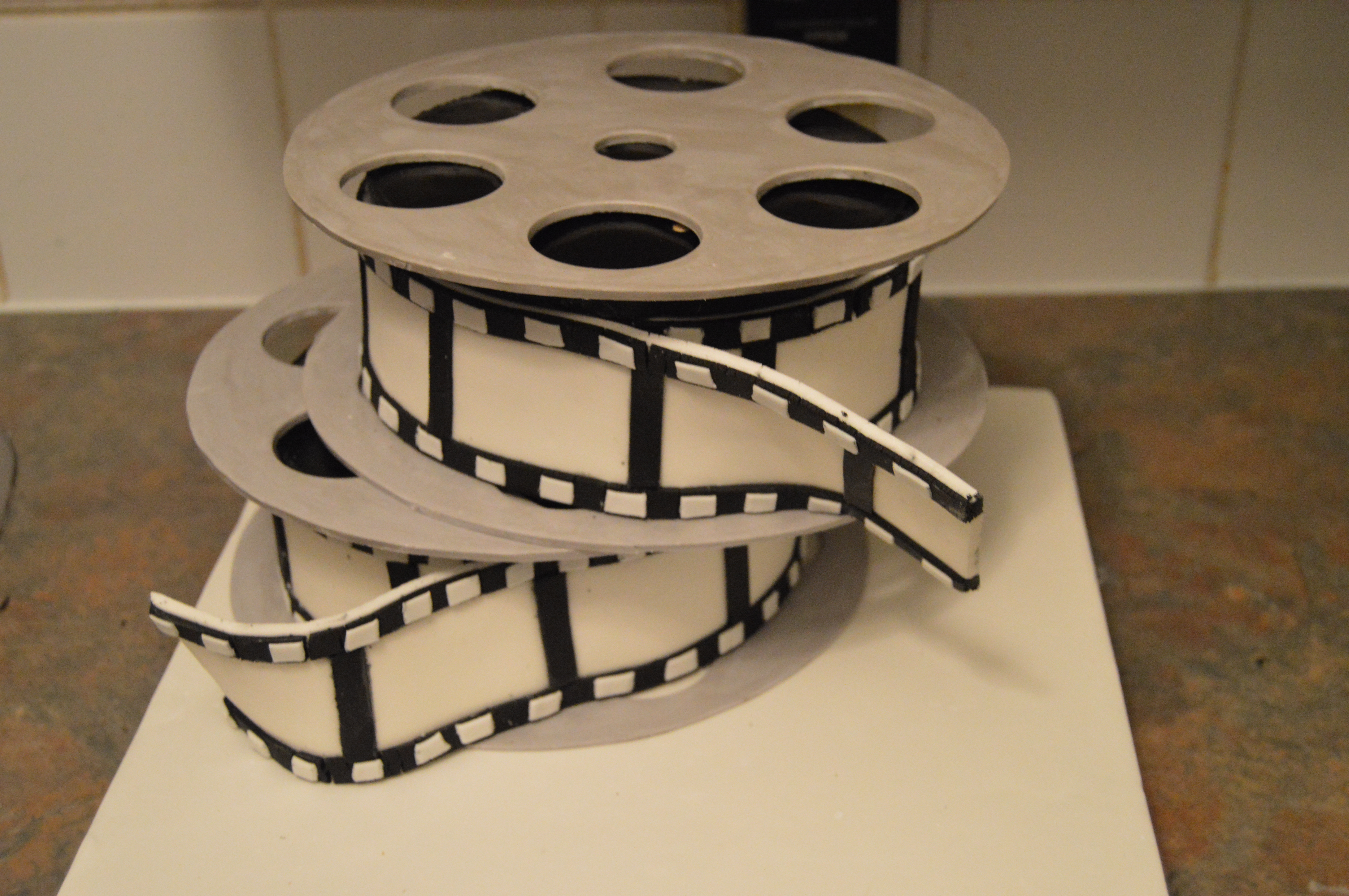 HOW TO MAKE A MOVIE REEL CAKE, CINEMA REEL CAKE, CAMERA FILM CAKE TUTORIAL, FILM  STRIP CAKE
