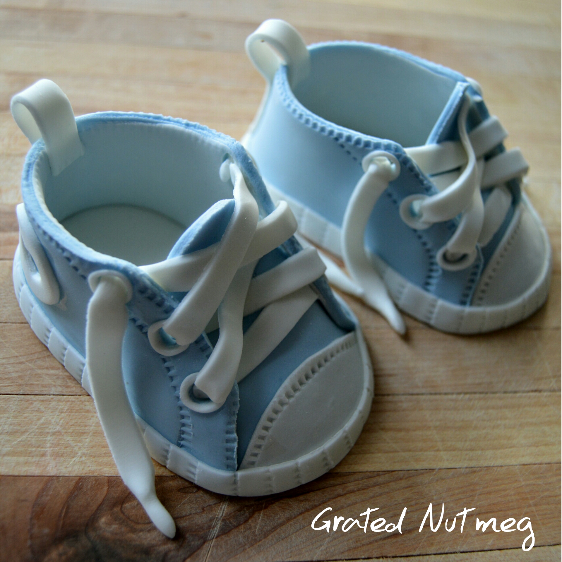 Fondant Baby Shoes Tutorial (2 